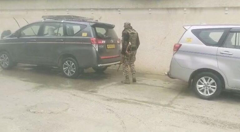 ਆਵਲਾ ਪਰਿਵਾਰ ’ਤੇ ਇਨਕਮ ਟੈਕਸ ਵਿਭਾਗ ਦੀ ਰੇਡ/ ਗੁਰੂ ਹਰ ਸਹਾਏ ਵਾਲੇ ਘਰ ਅੰਦਰ ਖੰਗਾਲੇ ਦਸਤਾਵੇਜ਼