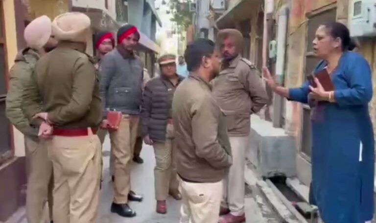 ਜਲੰਧਰ ਪੁਲਿਸ ਦਾ ਨਸ਼ਾ ਤਸਕਰਾਂ ’ਤੇ ਐਕਸ਼ਨ; ਨਾਜਾਇਜ਼ ਉਸਾਰੀਆਂ ’ਤੇ ਚਲਾਇਆ ਪੀਲਾ ਪੰਜਾ