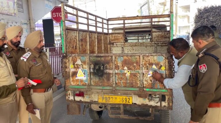 ਖੰਨਾ ਪੁਲਿਸ ਨੇ ਵਾਹਨਾਂ ’ਤੇ ਰਿਫਲੈਕਟਰ ਲਗਾਏ; ਧੁੰਦ ਦੇ ਮੌਸਮ ਦੇ ਚਲਦਿਆਂ ਕੀਤਾ ਉਪਰਾਲਾ