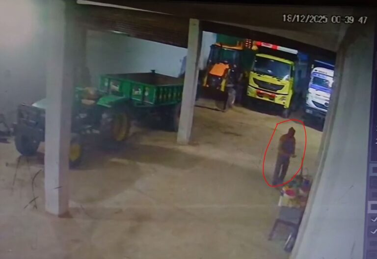 ਗੁਰਦਾਸਪੁਰ ਅੰਦਰ ਚੋਰਾਂ ਦੇ ਹੌਂਸਲੇ ਬੁਲੰਦ/ ਚੋਰ ਟਿੱਪਰਾਂ ਦੀਆਂ 8 ਬੈਟਰੀਆਂ ਲਾਹ ਕੇ ਫਰਾਰ/ ਇਕ ਘੰਟਾ ਲੱਗਾ ਰਿਹਾ ਚੋਰ, ਤਸਵੀਰਾਂ ਵਾਇਰਲ