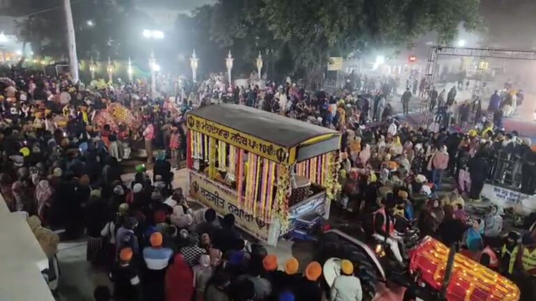 ਸ੍ਰੀ ਆਨੰਦਪੁਰ ਸਾਹਿਬ ਵਿਖੇ ਸਜਾਇਆ ਵਿਸ਼ਾਲ ਨਗਰ ਕੀਰਤਨ/ ਆਨੰਦਪੁਰ ਛੱਡਣ ਦੀ ਯਾਦ ’ਚ ਨਗਰ ਕੀਰਤਨ ਤੇ ਕਵੀ ਦਰਬਾਰ