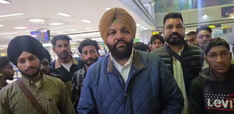 ਅੰਮ੍ਰਿਤਸਰ ’ਚ ਡਿਪੋਰਟ ਨੌਜਵਾਨਾਂ ਨੂੰ ਮਿਲੇ ਸਾਂਸਦ ਔਜਲਾ/ ਮਲੇਸ਼ੀਆਂ ਤੋਂ ਡਿਪੋਰਟ ਹੋ ਕੇ ਏਅਰਪੋਰਟ ਪਹੁੰਚੇ ਨੌਜਵਾਨ/  ਦਿੱਲੀ ਤੋਂ ਪਰਤਦਿਆਂ ਏਅਰਪੋਰਟ ’ਤੇ ਸੁਣੀਆਂ ਤਕਲੀਫਾਂ