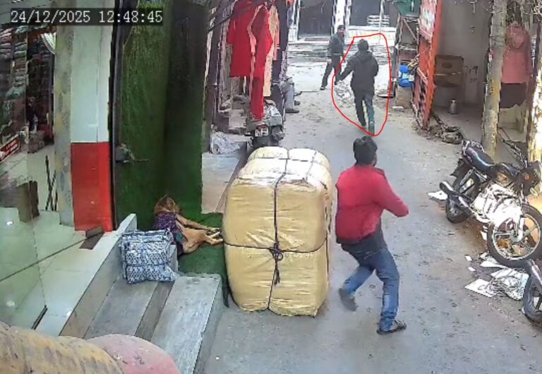 ਲੁਧਿਆਣਾ ’ਚ ਲੋਕਾਂ ਹੱਥੇ ਚੜ੍ਹਿਆ ਨਸ਼ਈ ਚੋਰ/ ਸਵੈਟਰਾਂ ਦਾ ਬੰਡਲ ਚੁੱਕ ਕੇ ਹੋਇਆ ਸੀ ਫਰਾਰ/ ਲੋਕਾਂ ਨੇ ਕਾਬੂ ਕਰ ਕੇ ਕੀਤਾ ਪੁਲਿਸ ਹਵਾਲੇ