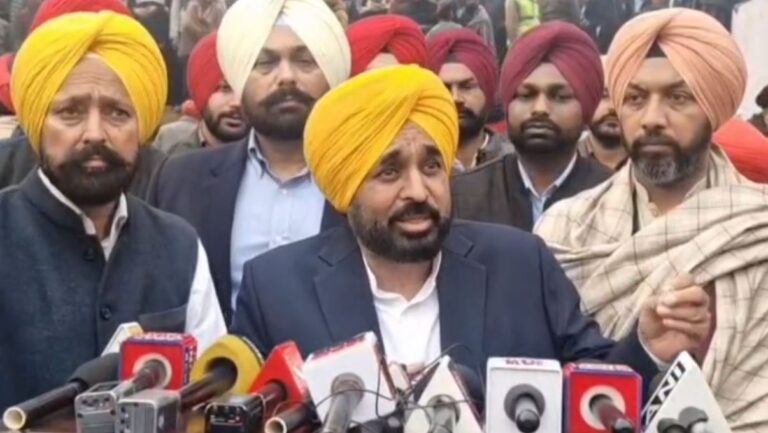 ਫਤਹਿਗੜ੍ਹ ਸਾਹਿਬ ਵਿਖੇ ਨਤਮਸਤਕ ਹੋਏ ਸੀਐਮ ਮਾਨ/ ਪਰਿਵਾਰ ਸਮੇਤ ਗੁਰੂ ਘਰ ਟੇਕਿਆ ਮੱਥਾ/ ਸ਼ਹੀਦਾਂ ਦੀ ਲਾਸਾਨੀ ਸ਼ਹਾਦਤ ਨੂੰ ਕੀਤਾ ਨਮਨ