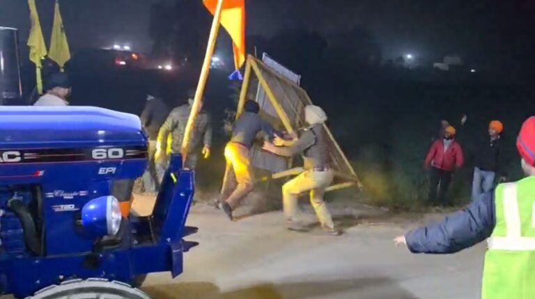 ਫਤਹਿਗੜ੍ਹ ਸਾਹਿਬ ਵਿਖੇ ਨੌਜਵਾਨਾਂ ਦੀ ਹੁੱਲੜਬਾਜ਼ੀ/ ਟਰੈਫਿਕ ਕੰਟਰੋਲ ਕਰਨ ਲਈ ਲਾਏ ਬੈਰੀਗੇਟ ਤੋੜੇ/ ਧੱਕੇ ਨਾਲ ਟਰਾਲੀਆਂ ਕੱਢ ਕੇ ਲੈ ਗਏ ਨੌਜਵਾਨ