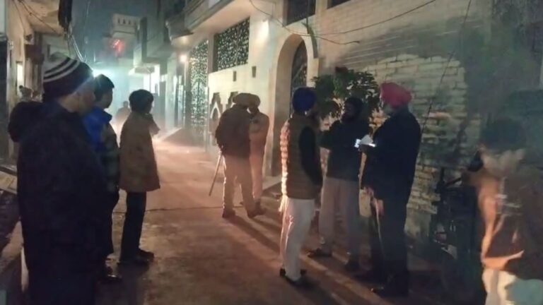ਜਲੰਧਰ ’ਚ ਤਿੰਨ ਘਰਾਂ ’ਤੇ ਨਸ਼ਾ ਤਸਕਰਾਂ ਦਾ ਹਮਲਾ/ ਪੀੜਤਾਂ ਦਾ ਹਾਲ ਪੁੱਛਣ ਪਹੁੰਚੇ ਸਾਬਕਾ ਵਿਧਾਇਕ ਅੰਗੁਰਾਲ