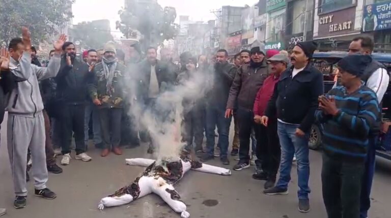 ਗੁਰਦਾਸਪੁਰ ’ਚ ਵਪਾਰ ਮੰਡਲ ਦਾ ਪ੍ਰਦਰਸ਼ਨ/ ਅਮਨ-ਕਾਨੂੰਨ ਨੂੰ ਲੈ ਕੇ ਫੂਕਿਆ ਸਰਕਾਰ ਦਾ ਪੁਤਲਾ