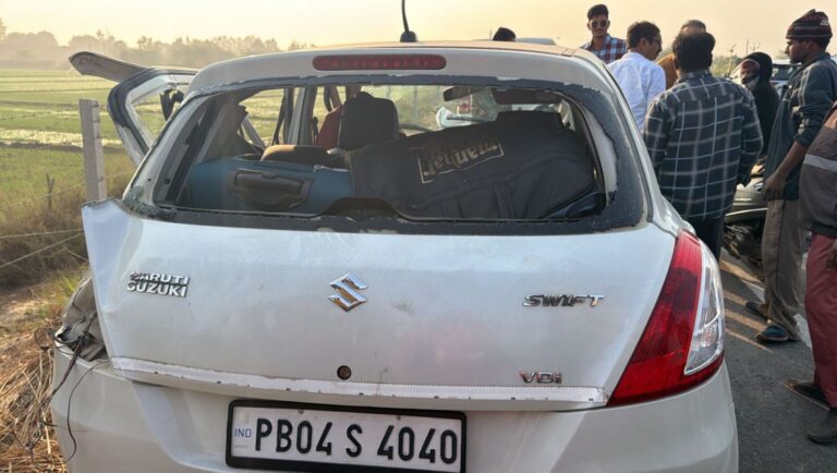 ਅਬੋਹਰ ’ਚ ਸੜਕ ਹਾਦਸੇ ਦੌਰਾਨ ਔਰਤ ਦੀ ਮੌਤ; ਟਰੱਕ ਨਾਲ ਟਕਰਾਈ ਪਰਿਵਾਰ ਦੀ ਕਾਰ; ਪਤਨੀ ਦੀ ਮੌਤ, ਪਤੀ ਤੇ ਬੱਚਿਆਂ ਦਾ ਵਾਲ ਵਾਲ ਬਚਾਅ