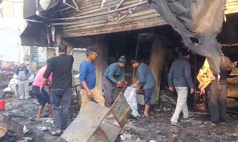 ਜਲੰਧਰ ’ਚ ਮਠਿਆਈ ਦੀ ਦੁਕਾਨ ਨੂੰ ਅੱਗ; ਫਾਇਰ ਬ੍ਰਿਗੇਡ ਨੇ ਪਾਇਆ ਕਾਬੂ