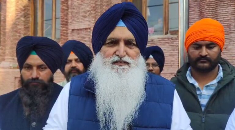 ਸ੍ਰੀ ਦਰਬਾਰ ਸਾਹਿਬ ਨਤਮਸਤਕ ਹੋਏ ਵਿਰਸਾ ਸਿੰਘ ਵਲਟੋਹਾ; ਲੰਗਰ ਹਾਲ ਤੇ ਜੋੜਾ ਘਰ ਅੰਦਰ ਕੀਤੀ ਸੇਵਾ; ਬੀਤੇ ਦਿਨ ਲਗਾਈ ਸੀ ਧਾਰਮਿਕ ਤਨਖਾਹ