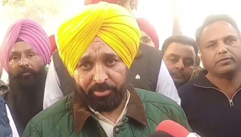 ਫਤਹਿਗੜ੍ਹ ਸਾਹਿਬ ਦੇ ਦੌਰੇ ’ਤੇ ਪਹੁੰਚੇ ਸੀਐਮ ਮਾਨ; ਸੜਕਾਂ ਦੇ ਨਿਰਮਾਣ ਕੰਮਾਂ ਦਾ ਕੀਤਾ ਨਿਰੀਖਣ; ਵਰਤੇ ਜਾ ਰਹੇ ਮਟੀਰੀਅਲ ਦੀ ਕੀਤੀ ਚੈਕਿੰਗ