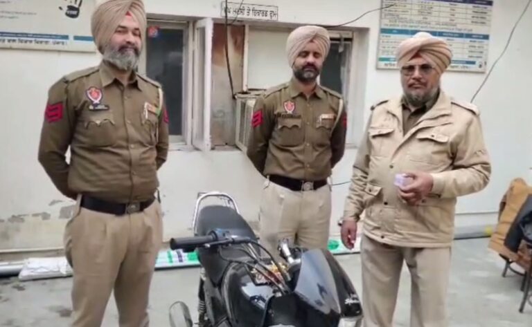 ਜਲੰਧਰ ਪੁਲਿਸ ਵੱਲੋਂ ਖੋਹ ਦੇ ਸ਼ੱਕੀ ਮੁਲਜ਼ਮ ਕਾਬੂ; ਮਹਿਲਾ ਦੇ ਕੰਨਾਂ ’ਚੋਂ ਝਪਟੀਆਂ ਸੀ ਵਾਲੀਆਂ; ਮੁਲਜ਼ਮਾਂ ਤੋਂ ਵਾਲੀਆਂ ਤੇ ਮੋਟਰ ਸਾਈਕਲ ਬਰਾਮਦ
