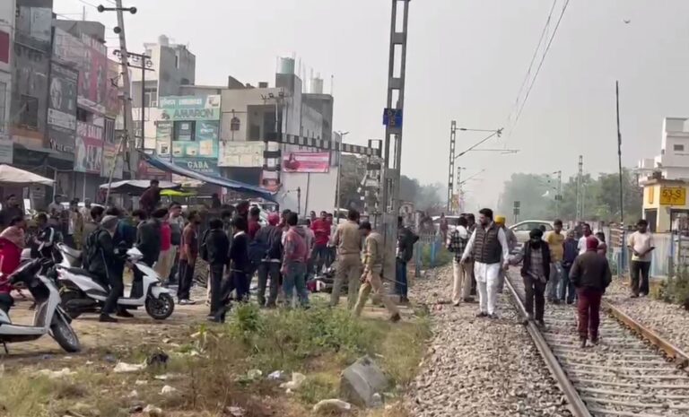 ਮੋਗਾ ’ਚ ਰੇਲਵੇ ਟਰੈਕ ’ਤੇ ਟਲਿਆ ਵੱਡਾ ਹਾਦਸਾ; ਰੇਲ ਹੇਠਾਂ ਆਉਣ ਕਾਰਨ ਮੋਟਰ ਸਾਈਕਲ ਚਕਨਾਚੂਰ; ਪੁਲਿਸ ਨੇ ਦਰਜ ਕੀਤਾ ਕੇਸ