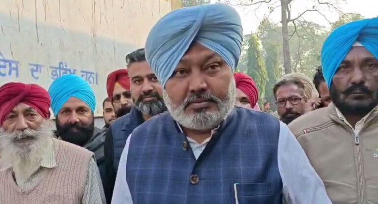 ਖਜਾਨਾ ਮੰਤਰੀ ਹਰਪਾਲ ਚੀਮਾ ਨੇ ਪਾਈ ਵੋਟ; ਪਿੰਡ ਚੀਮਾ ਵਿਖੇ ਕੀਤਾ ਵੋਟ ਦੇ ਹੱਕ ਇਸਤੇਮਾਲ