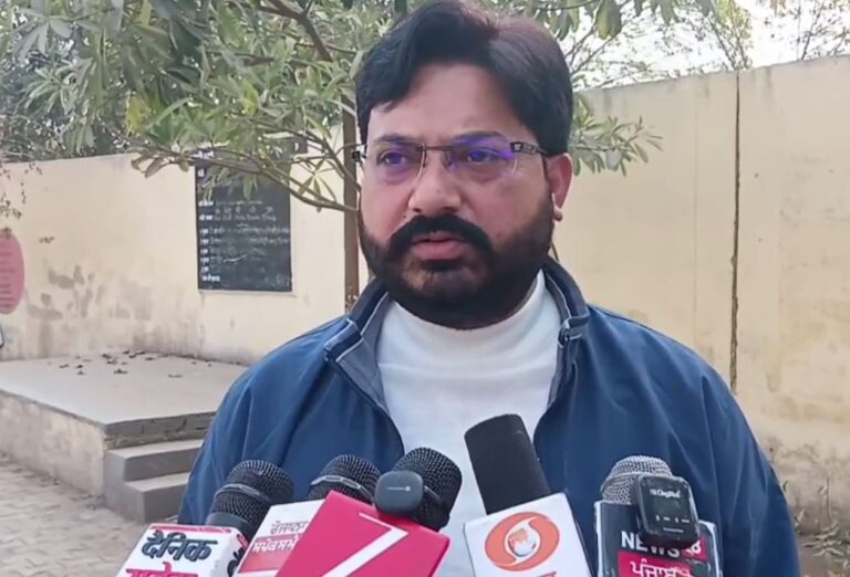 ਗੁਰਦਾਸਪੁਰ ’ਚ ਜਾਅਲੀ ਵੋਟਾਂ ਕਾਰਨ ਹੰਗਾਮਾ; ਪ੍ਰਜਾਈਡਿੰਗ ਅਫਸਰ ’ਤੇ ਲੱਗੇ ਜਾਅਲੀ ਵੋਟ ਦੇ ਇਲਜ਼ਾਮ; ਹੰਗਾਮੇ ਦੌਰਾਨ ਕੁੱਝ ਸਮੇਂ ਲਈ ਰੁਕੀ ਵੋਟਿੰਗ ਪ੍ਰਕਿਰਿਆ