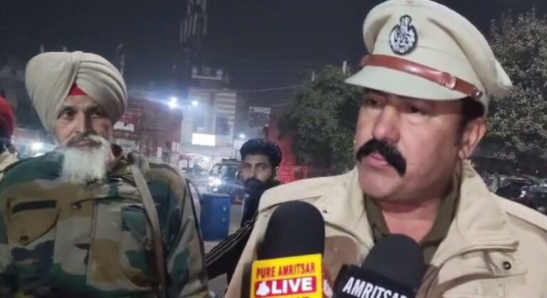 ਅੰਮ੍ਰਿਤਸਰ ’ਚ ਥਾਣੇ ਦੇ ਬਾਹਰ ਭਿੱੜੀਆਂ ਦੋ ਭੈਣਾਂ/ ਮਾਮੂਲੀ ਗੱਲ ਨੂੰ ਲੈ ਕੇ ਕੀਤੀ ਹੱਥੋਪਾਈ