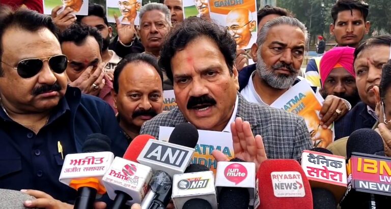 ਅੰਮ੍ਰਿਤਸਰ ’ਚ ਕਾਂਗਰਸ ਦਾ ਕੇਂਦਰ ਖਿਲਾਫ਼ ਪ੍ਰਦਰਸ਼ਨ/ ਡਾ. ਰਾਜਕੁਮਾਰ ਵੇਰਕਾ ਨੇ ਸਾਧੇ ਨਿਸ਼ਾਨੇ/ ਕਿਹਾ, ਮਹਾਤਮਾ ਗਾਂਧੀ ਦਾ ਅਪਮਾਨ ਬਰਦਾਸ਼ਤ ਨਹੀਂ ਕਰੇਗਾ ਦੇਸ਼