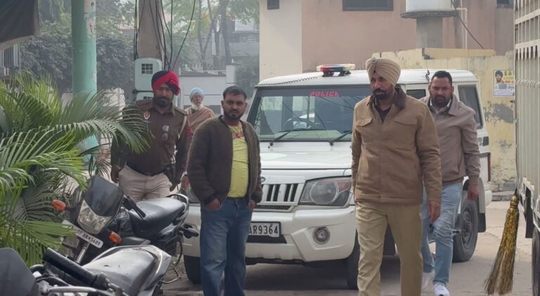 ਮਾਲੇਰਕੋਟਲਾ ’ਚ ਮਸਜਿਦ ਦੇ ਮੌਲਵੀ ਨੂੰ ਧਮਕੀ/ ਮਸਜਿਦ ਦੀ ਕੰਧ ’ਤੇ ਚਿਪਕਾਇਆ ਚਿਤਾਵਨੀ ਪੱਤਰ