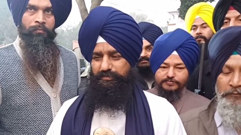 ਸ੍ਰੀ ਫਤਹਿਗੜ੍ਹ ਸਾਹਿਬ ਵਿਖੇ ਨਤਮਸਤਕ ਹੋਏ ਜਥੇਦਾਰ ਗੜਗੱਜ/ ਗੁਰੂ ਘਰ ਮੱਥਾ ਟੇਕ ਕੇ ਸ਼ਹੀਦਾਂ ਨੂੰ ਕੀਤਾ ਸਿੱਜਦਾ