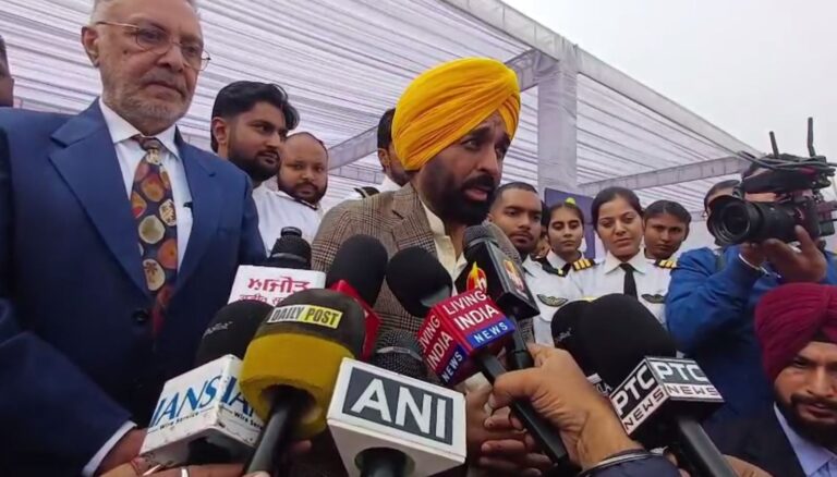 ਪਟਿਆਲਾ ਦੇ ਐਵਿਏਸ਼ਨ ਕਲੱਬ ਪੁੱਜੇ ਮੁੱਖ ਮੰਤਰੀ ਮਾਨ/ ਸਿਖਲਾਈ ਲੈ ਰਹੇ ਪਾਇਲਟਾਂ ਨਾਲ ਬਿਤਾਏ ਪਲ/ ਪੰਜਾਬ ਨੂੰ ਹਵਾਬਾਜ਼ੀ ਉਦਯੋਗ ਦੀ ਹੱਬ ਬਣਾਉਣ ਦਾ ਐਲਾਨ