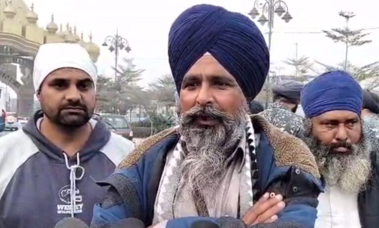 ਅੰਮ੍ਰਿਤਸਰ ਦੇ ਗੋਲਡਨ ਗੇਟ ਤੇ ਕਿਸਾਨਾਂ ਦਾ ਪ੍ਰਦਰਸ਼ਨ/ ਮਨਰੇਗਾ ਬਜਟ ਕਟੌਤੀ ਦੇ ਫੈਸਲੇ ਦਾ ਕੀਤਾ ਵਿਰੋਧ