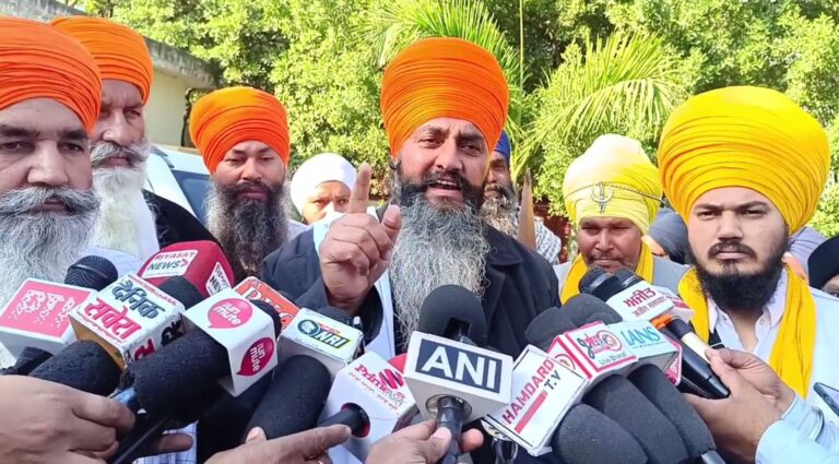 ਅੰਮ੍ਰਿਤਸਰ ਪੁਲਿਸ ਕਮਿਸ਼ਨਰ ਦਫ਼ਤਰ ਅੱਗੇ ਪ੍ਰਦਰਸ਼ਨ/ 328 ਪਾਵਨ ਸਰੂਪ ਮਾਮਲੇ ਨੂੰ ਲੈ ਕੇ ਕੀਤੀ ਨਾਅਰੇਬਾਜ਼ੀ/ ਝੂਠੇ ਪਰਚੇ ਰੱਦ ਕਰਨ ਦੀ ਕੀਤੀ ਮੰਗ