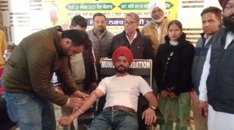 ਮਲੋਟ ’ਚ ਸ਼ਹੀਦੀ ਦਿਹਾੜੇ ਮੌਕੇ ਖੂਨਦਾਨ ਕੈਂਪ/ ਏਕਤਾ ਨਗਰ ਸੰਮਤੀ ਦਾ ਉਪਰਾਲਾ/ ਔਰਤਾਂ ਨੇ ਵੀ ਕੀਤਾ ਖੂਨਦਾਨ