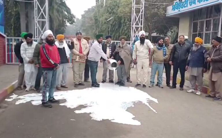 ਗੁਰਦਾਸਪੁਰ ਮਿਲਕ ਪਲਾਟ ਅੱਗੇ ਕਿਸਾਨਾਂ ਦਾ ਪ੍ਰਦਰਸ਼ਨ/ ਪਿੰਡ ਕਲੇਰ ਕਲਾਂ ਦੀ ਸੁਸਾਇਟੀ ਬੰਦ ਕਰਨ ਦਾ ਵਿਰੋਧ