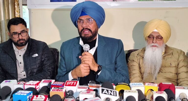 ਅਜਨਾਲਾ ਦੇ ਹੜ੍ਹ ਪੀੜਤਾਂ ਨੂੰ ਵੰਡੀ ਰਾਹਤ/ ਮਿਸ਼ਨ ਚੜ੍ਹਦੀ ਕਲਾਂ ਤਹਿਤ ਦਾਨ ਕੀਤੀਆਂ ਗਾਵਾਂ ਹਲਕਾ ਵਿਧਾਇਕ ਧਾਲੀਵਾਲ ਵੀ ਰਹੇ ਮੌਜੂਦ