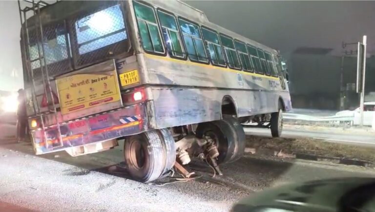 ਜਲੰਧਰ ’ਚ ਚਲਦੀ ਬੱਸ ਦੇ ਨਿਕਲੇ ਟਾਇਰ/ ਵੱਡਾ ਜਾਨੀ ਨੁਕਸਾਨ ਟਲਿਆ, ਲੱਗਿਆ ਲੰਮਾ ਜਾਮ