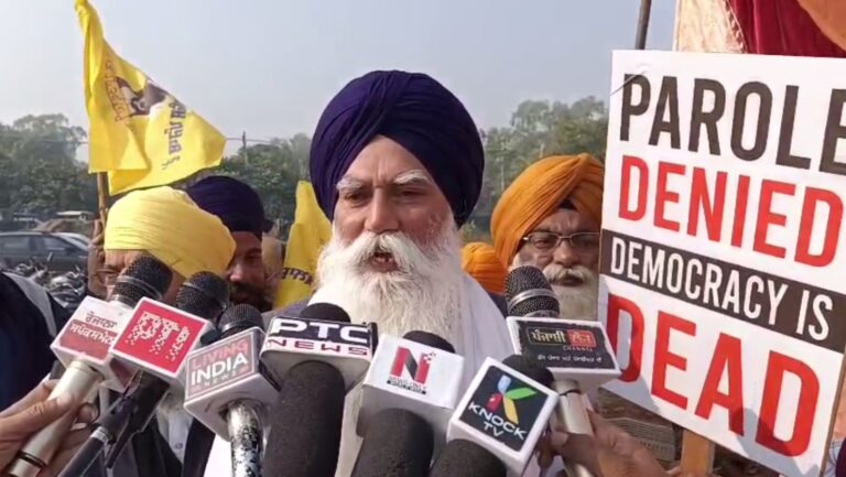 ਅੰਮ੍ਰਿਤਸਰ ਡੀਸੀ ਦਫਤਰ ਅੱਗੇ ਵਾਰਿਸ ਪੰਜਾਬ ਜਥੇਬੰਦੀ ਦਾ ਧਰਨਾ; ਸਾਂਸਦ ਅੰਮ੍ਰਿਤਪਾਲ ਸਿੰਘ ਦੀ ਰਿਹਾਈ ਰੋਕਣ ਖਿਲਾਫ਼ ਪ੍ਰਦਰਸ਼ਨ