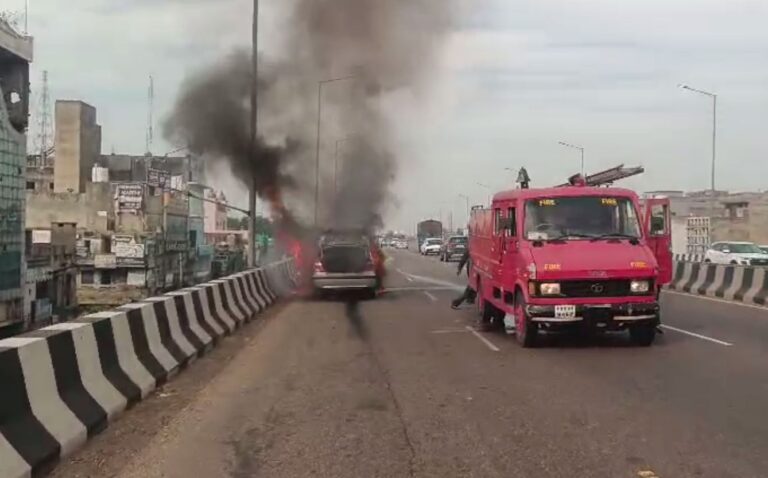 ਜਲੰਧਰ ਦੇ ਫਗਵਾੜਾ ਰੋਡ ’ਤੇ ਕਾਰ ਨੂੰ ਅੱਗ; ਪਰਿਵਾਰ ਦੀ ਮੁਸ਼ਕਲ ਨਾਲ ਬਚੀ ਜਾਨ