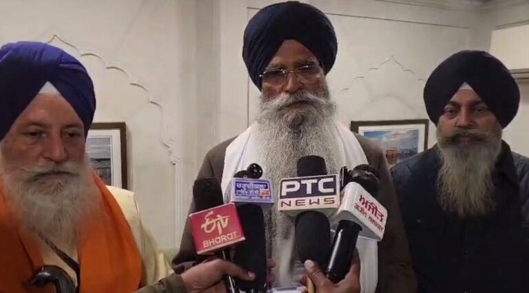 ਸ੍ਰੀ ਗੁਰੂ ਅੰਗਦ ਸਾਹਿਬ ਬਾਰੇ ਪੁਸਤਕ ਕੌਮ ਨੂੰ ਸਮਰਪਿਤ; ਐਸਜੀਪੀਸੀ ਪ੍ਰਧਾਨ ਧਾਮੀ ਵੱਲੋਂ ਉਪਰਾਲੇ ਦੀ ਪ੍ਰਸ਼ੰਸਾ; ਗੁਰਬਖਸ਼ ਸਿੰਘ ਗੁਲਸ਼ਨ ਵੱਲੋਂ ਲਿਖੀ ਗਈ ਐ ਪੁਸਤਕ