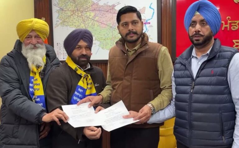 ਬਟਾਲਾ ਦੇ ਉਮੀਦਵਾਰਾਂ ਨੂੰ ਜਿੱਤ ਦੇ ਸਰਟੀਫਿਕੇਟ ਤਕਸੀਮ/ ਵਿਧਾਇਕ ਸ਼ੈਰੀ ਕਲਸੀ ਦੀ ਹਾਜ਼ਰੀ ਵੰਡੇ ਸਰਟੀਫਿਕੇਟ