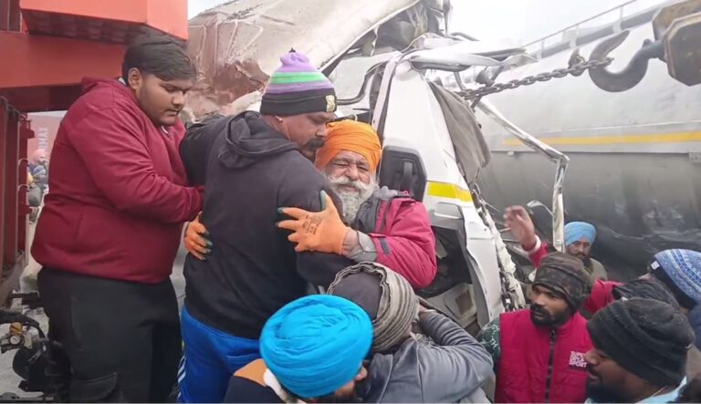 ਮੋਗਾ ’ਚ ਭਿਆਨਕ ਸੜਕ ਹਾਦਸੇ ਦੌਰਾਨ ਇਕ ਮੌਤ/ ਦੋ ਟਰੱਕ, ਇਕ ਕਾਰ ਤੇ ਮੋਟਰਸਾਈਕਲ ਵਿਚਾਲੇ ਟੱਕਰ, ਟਰੱਕ ਚਾਲਕ ਨੂੰ ਮੁਸ਼ਕਲ ਨਾਲ ਕੱਢਿਆ ਬਾਹਰ