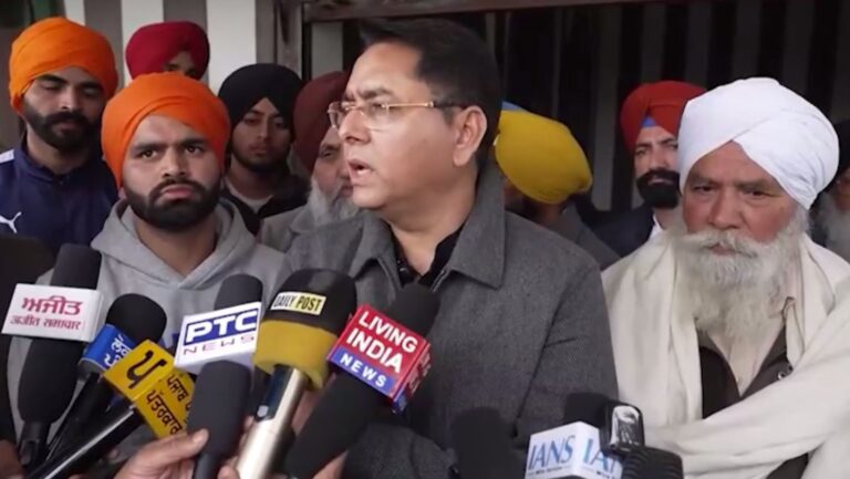 ਤਰਨ ਤਾਰਨ ’ਚ ਸਰਪੰਚ ਦੇ ਪਰਿਵਾਰ ਨੂੰ ਮਿਲੇ ਮੰਤਰੀ ਅਮਨ ਅਰੋੜਾ/ ਕਾਤਲਾਂ ਖਿਲਾਫ਼  ਸਖਤ ਕਾਰਵਾਈ ਦਾ ਭਰੋਸਾ