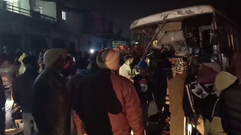 ਤਰਨ ਤਾਰਨ ’ਚ ਦੋ ਬੱਸਾਂ ਤੇ ਟਰੈਕਟਰ ਵਿਚਾਲੇ ਹਾਦਸਾ/ ਦਰਜਨ ਤੋਂ ਵਧੇਰੇ ਲੋਕ ਗੰਭੀਰ ਜ਼ਖਮੀ