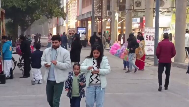 ਚੰਡੀਗੜ੍ਹ ਸ਼ਹਿਰ ਅੰਦਰ ਨਵੇਂ ਵਰ੍ਹੇ ਦੇ ਜਸ਼ਨਾਂ ਦੀ ਧੂਮ/ ਲੋਕਾਂ ਨੇ ਉਤਸ਼ਾਹ ਨਾਲ ਮਨਾਏ ਨਵੇਂ ਵਰ੍ਹੇ ਦੇ ਜਸ਼ਨ