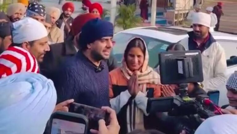 ਮੋਹਾਲੀ ਪਹੁੰਚੇ ਮਨਕੀਰਤ ਔਲਖ ਨੇ ਨਿਭਾਇਆ ਵਾਅਦਾ/ ਕਬੱਡੀ ਖਿਡਾਰਨਾਂ ਨੂੰ ਦਿੱਤੀਆਂ ਕਾਰਾਂ