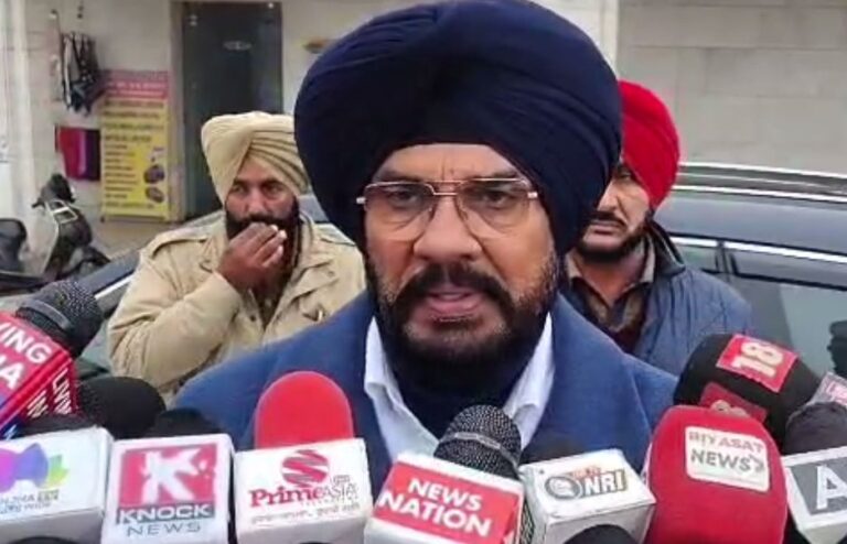 ਹਰਿਮੰਦਰ ਸਾਹਿਬ ਵਿਖੇ ਨਤਮਸਤਕ ਹੋਏ ਵਿਧਾਇਕ ਧਾਲੀਵਾਲ/ ਸਾਲ ਦੇ ਪਹਿਲੇ ਦਿਨ ਸਰਬੱਤ ਦੇ ਭਲੀ ਦੀ ਕੀਤੀ ਅਰਦਾਸ