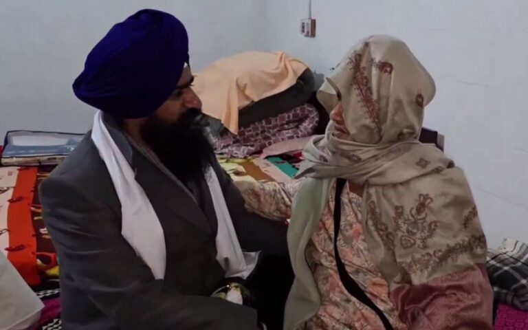 ਮਾਤਾ ਗੁਰਜੀਤ ਕੌਰ ਨੂੰ ਮਿਲੇ ਜਥੇਦਾਰ ਗੜਗੱਜ/ ਸਿਰੋਪਾਓ ਨਾਲ ਕੀਤਾ ਸਨਮਾਨ ਤੇ ਪੁੱਛਿਆ ਹਾਲ/ ਮਾਤਾ ਦੇ 6 ਜੀਅ ਹੋ ਚੁੱਕੇ ਸ਼ਹੀਦ