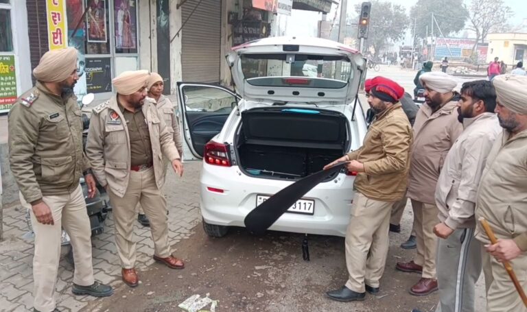 ਬਰਨਾਲਾ ਪੁਲਿਸ ਵੱਲੋਂ ਵਾਹਨਾਂ ਦੀ ਤਲਾਸ਼ੀ ਮੁਹਿੰਮ/ ਕਾਲੇ ਸ਼ੀਸ਼ਿਆਂ ਵਾਲੇ ਵਾਹਨਾਂ ਦੇ ਕੱਟੇ ਚੱਲਾਨ