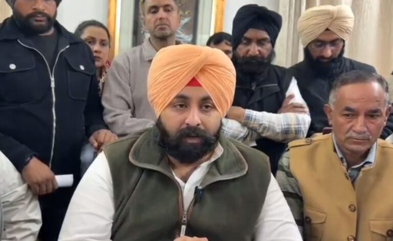 ਆਨੰਦਪੁਰ ਸਾਹਿਬ ’ਚ ਲੋਕਾਂ ਨੂੰ ਮਿਲੇ ਮੰਤਰੀ ਹਰਜੋਤ ਬੈਂਸ/ ਸ਼ਿਕਾਇਤਾਂ ਸੁਣ ਕੇ ਮੌਕੇ ’ਤੇ ਕੀਤਾ ਨਿਪਟਾਰਾ