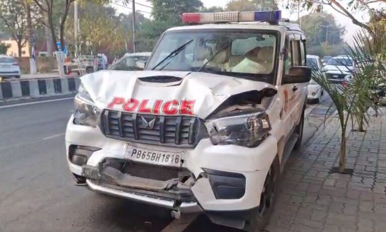 ਅੰਮ੍ਰਿਤਸਰ ’ਚ ਕੈਦੀਆਂ ਵੱਲੋਂ ਭੱਜਣ ਦੀ ਕੋਸ਼ਿਸ਼/ ਜੇਲ੍ਹ ਜਾਂਦੇ ਸਮੇਂ ਗੱਲੀ ਲੈ ਕੇ ਭੱਜੇ ਤਿੰਨ ਕੈਦੀ/ ਗੱਡੀ ਨਾਲ ਹਾਦਸੇ ਤੋਂ ਬਾਅਦ ਮੁੜ ਕਾਬੂ