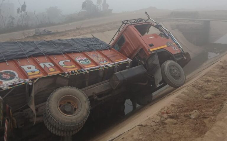 ਤਰਨ ਤਾਰਨ ’ਚ ਸੂਏ ’ਚ ਡਿੱਗਿਆ ਟਰੱਕ/ ਪੁਲ ’ਤੇ ਰੇਲਿੰਗ ਨਾ ਹੋਣ ਕਾਰਨ ਵਾਪਰਿਆ ਹਾਦਸਾ