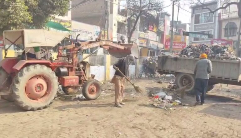 ਬੁਢਲਾਡਾ ’ਚ ਕਾਂਗਰਸੀ ਆਗੂਆਂ ਦਾ ਪ੍ਰਦਰਸ਼ਨ/  ਸਫਾਈ ਨੂੰ ਲੈ ਕੇ ਪ੍ਰਸ਼ਾਸਨ ਖਿਲਾਫ ਨਾਅਰੇਬਾਜ਼ੀ/ ਕਾਂਗਰਸੀ ਆਗੂਆਂ ਨੇ ਖੁਦ ਕੀਤੀ ਸਫਾਈ