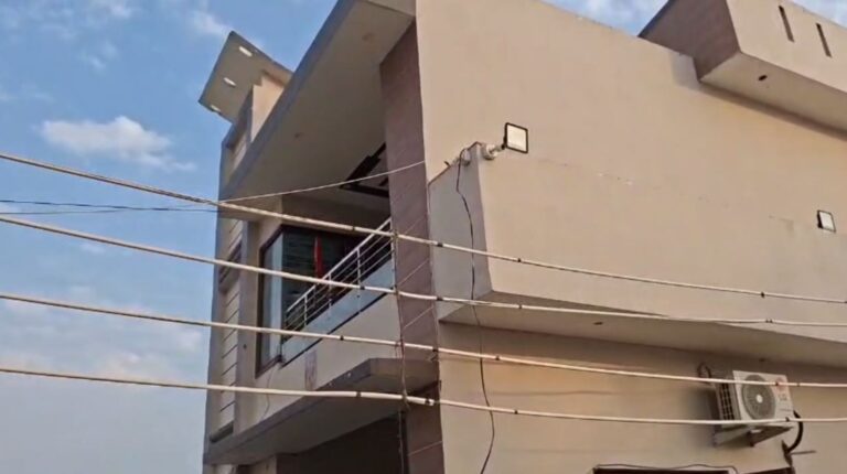 ਖਮਾਣੋਂ ’ਚ ਗਾਰਮੈਂਟਸ ਮਾਲਕ ਦੇ ਘਰ ’ਤੇ ਫਾਇਰਿੰਗ/ ਮੋਟਰ ਸਾਈਕਲ ਚਾਲਕ ਗੋਲੀ ਚਲਾ ਕੇ ਫਰਾਰ/ ਪੁਲਿਸ ਨੇ ਖੋਲ੍ਹ ਬਰਾਮਦ ਕਰ ਕੇ ਜਾਂਚ ਆਰੰਭੀ