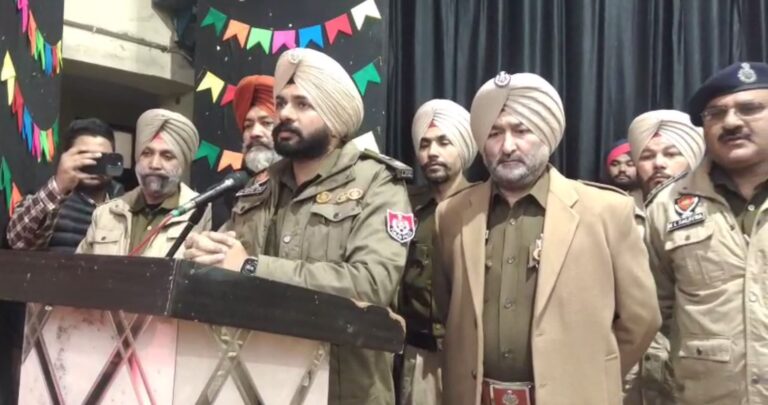 ਬਟਾਲਾ ਪੁਲਿਸ ਦਾ ਲੋਕਾਂ ਨੂੰ ਨਵੇਂ ਸਾਲ ਦਾ ਤੋਹਫਾ/ ਅਸਲੀ ਮਾਲਕਾਂ ਨੂੰ ਸੌਂਪੇ 350 ਗੁਆਚੇ ਮੋਬਾਈਲ