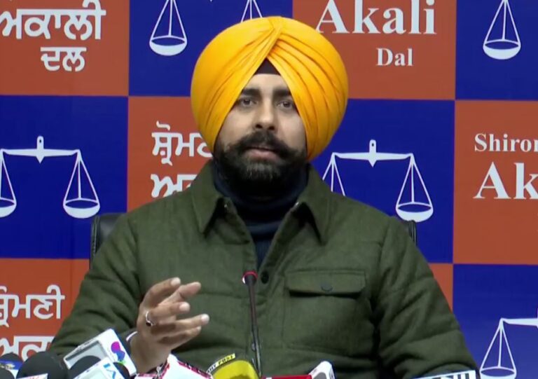ਸ਼੍ਰੋਮਣੀ ਅਕਾਲੀ ਦਲ ਦਾ ਸੀਐਮ ਮਾਨ ’ਤੇ ਹਮਲਾ/ ਬੀਤੇ ਸਮੇਂ ਦਿੱਤੇ ਬਿਆਨਾਂ ’ਤੇ ਚੁੱਕੇ ਸਵਾਲ/ ਬੁਲਾਰਾ ਅਰਸ਼ਦੀਪ ਕਲੇਰ ਨੇ ਕੀਤੀ ਪ੍ਰੈੱਸ ਕਾਨਫਰੰਸ