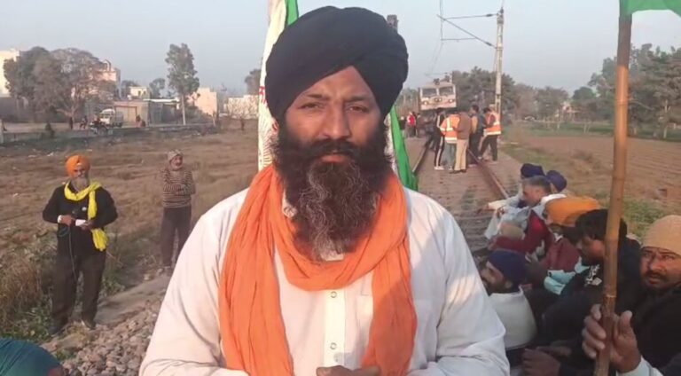 ਕਪੂਰਥਲਾ ’ਚ ਕਿਸਾਨਾਂ ਦਾ ਰੇਲ ਰੋਕੋ ਅੰਦੋਲਨ/ ਚੱਲਦੀ ਰੇਲ ਨੂੰ ਰੋਕ ਕੇ ਕੀਤੀ ਨਾਅਰੇਬਾਜ਼ੀ